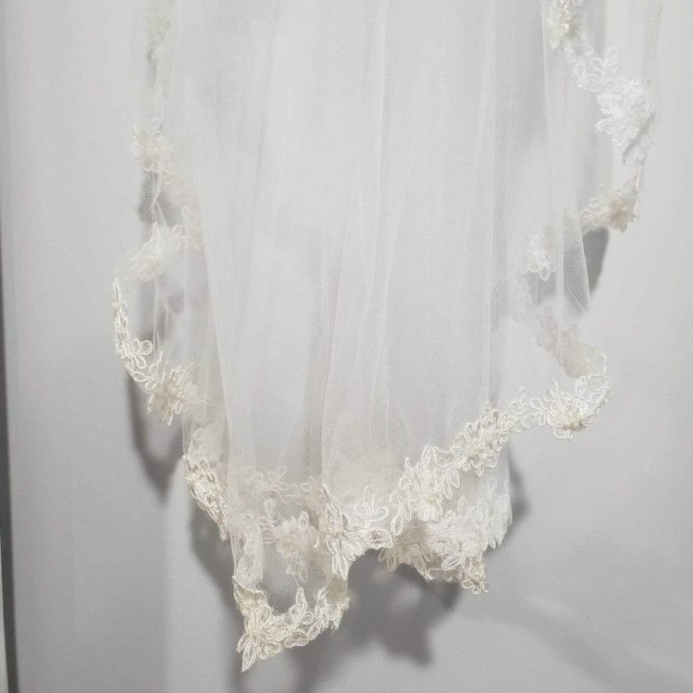 Elegant Fingertip Length Veil